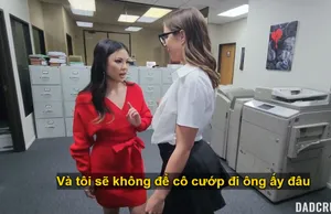 Anh thanh niên ngây ngô và cô bạn gái bán hoa ở quán rượu đầy kinh nghiệm