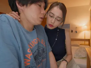 sex nhờ chị gái dậy hôn