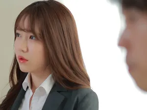 Cô gái 19 tuổi có làn da trắng, bộ ngực đẹp và một cô bé hồng không lông đưa bạn thân của mình vào cuộc vui tay ba, thay phiên nhau cưỡi lên người bạn và thúc mạnh...