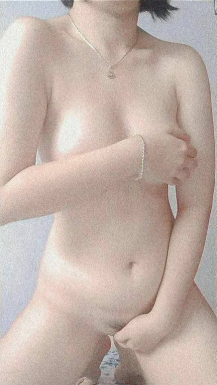 Qi Ye Yi Zhi Hua, vào đêm khuya, một cô gái trẻ tốt bụng đã đến gặp anh ta, và người vợ hiểu rõ nhất trái tim của người đàn ông