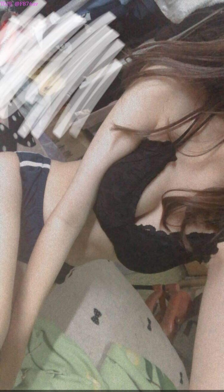 Người hầu gái đỡ cô dậy, cô yếu đuối và bất lực, và đó là khởi đầu cho sự duyên dáng mới của cô.