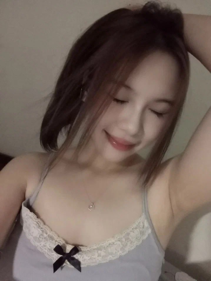 Cặp đôi sinh viên trẻ rủ nhau vào wc địt nhau lén lút