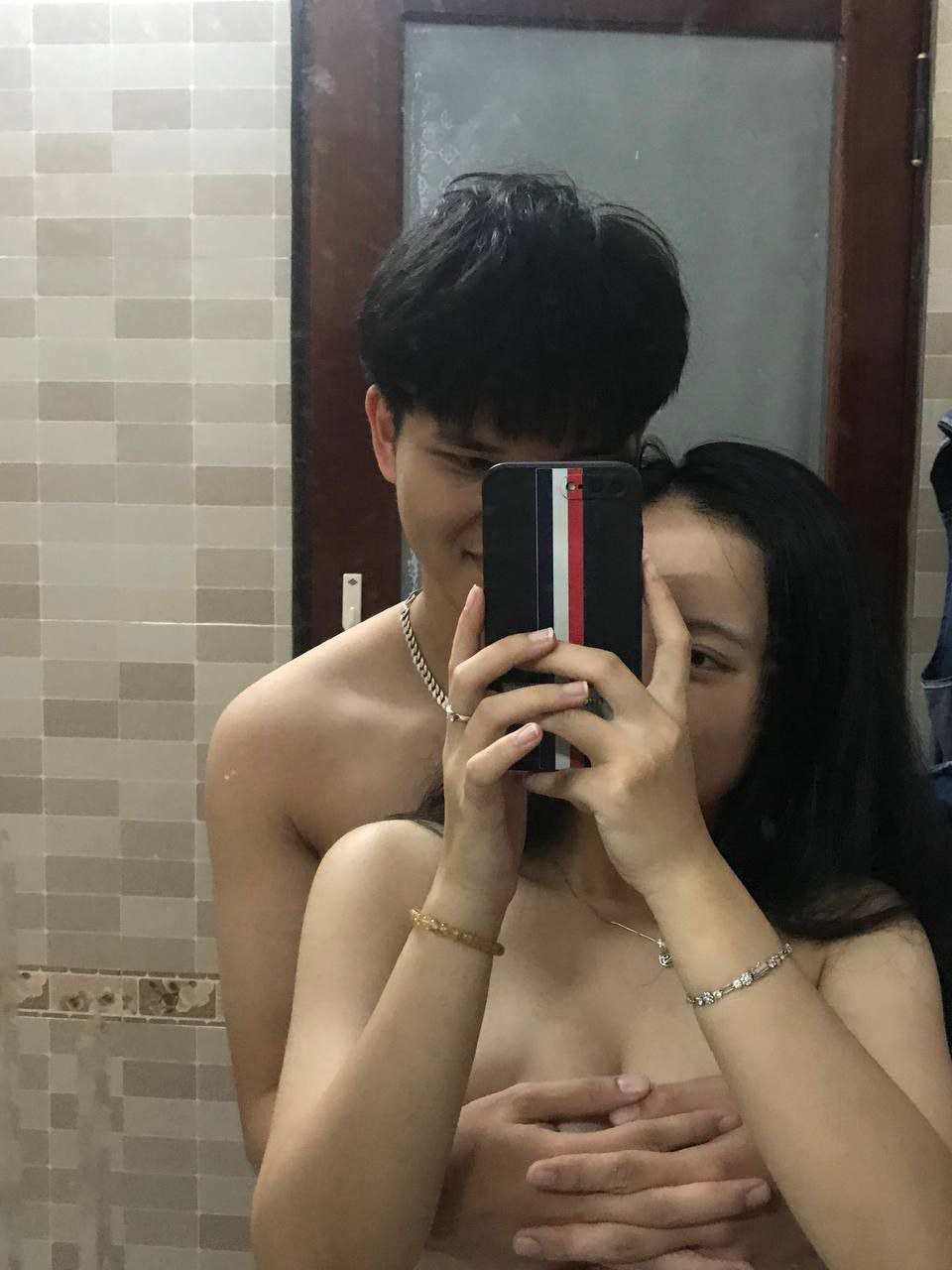 Chê chồng yêu cặc bé, vợ của con trai nhìn trộm bố gã chồng thủ dâm