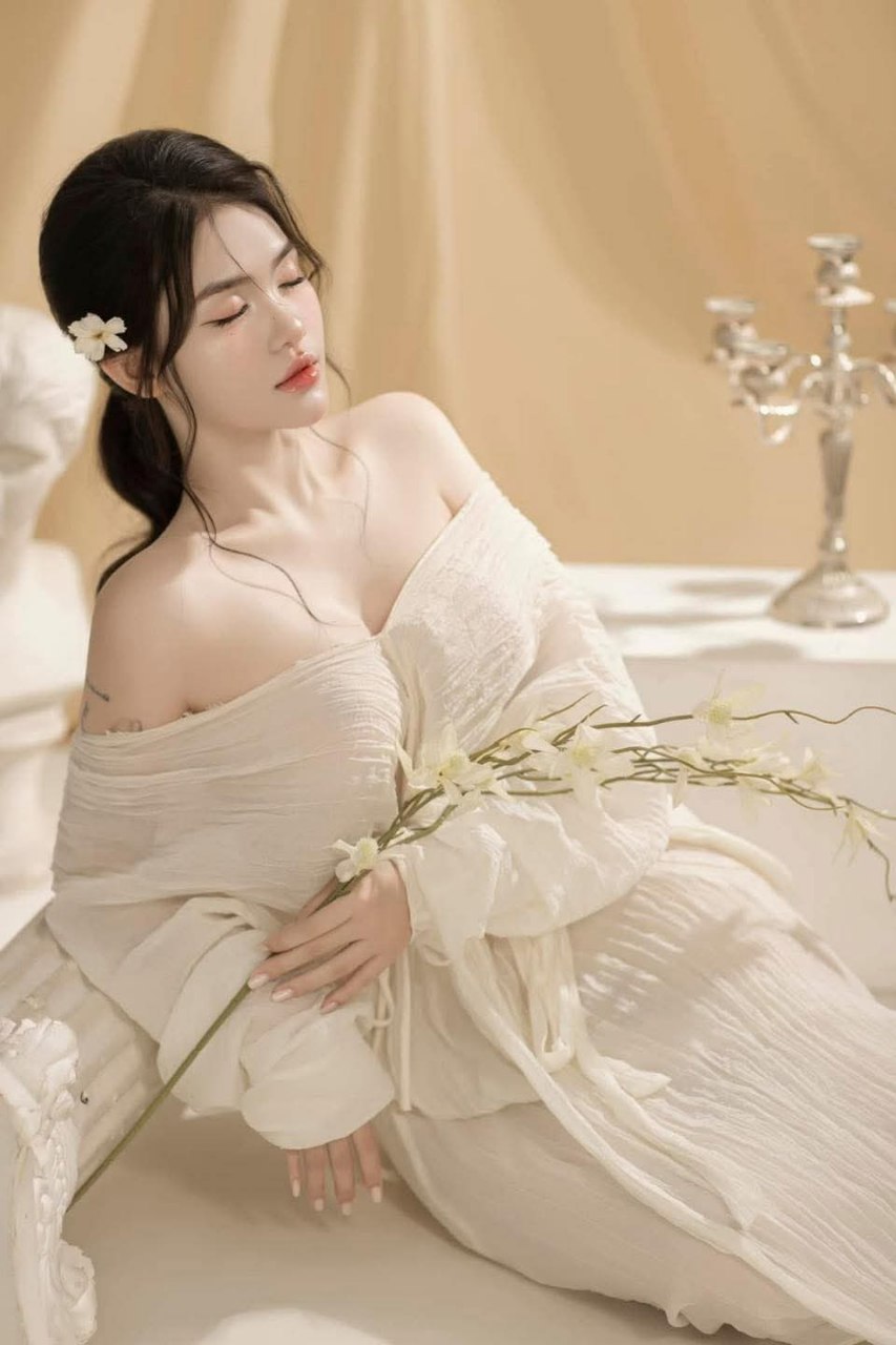 Tình cờ thấy má của bạn thân trên ứng dụng tìm phi công trẻ